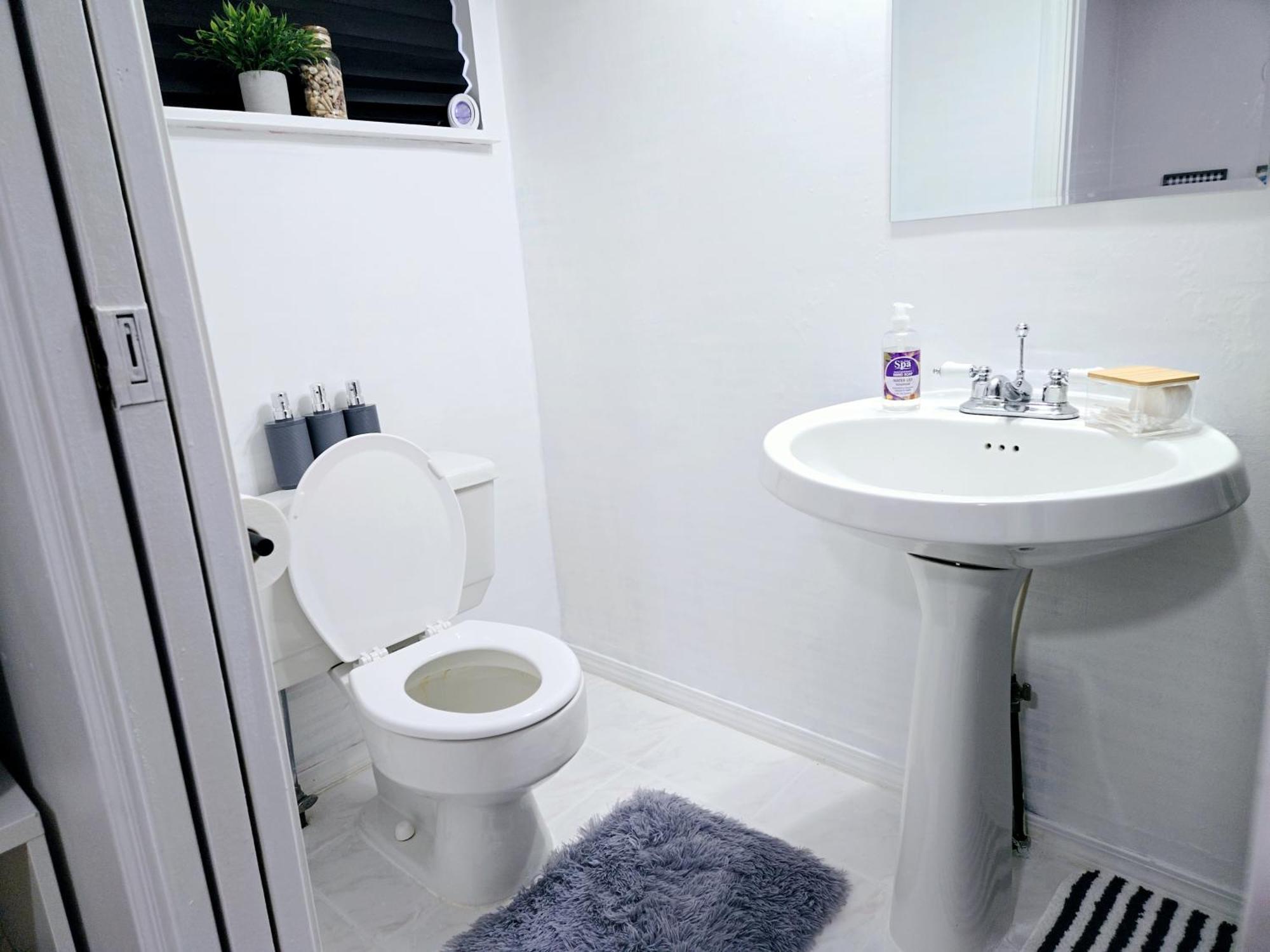 Charming Room With Attached Private Bath In The Heart Of Vancouver! Private Parking, Self Check-In & Just 4 Mins To Metrotown! Eksteriør bilde