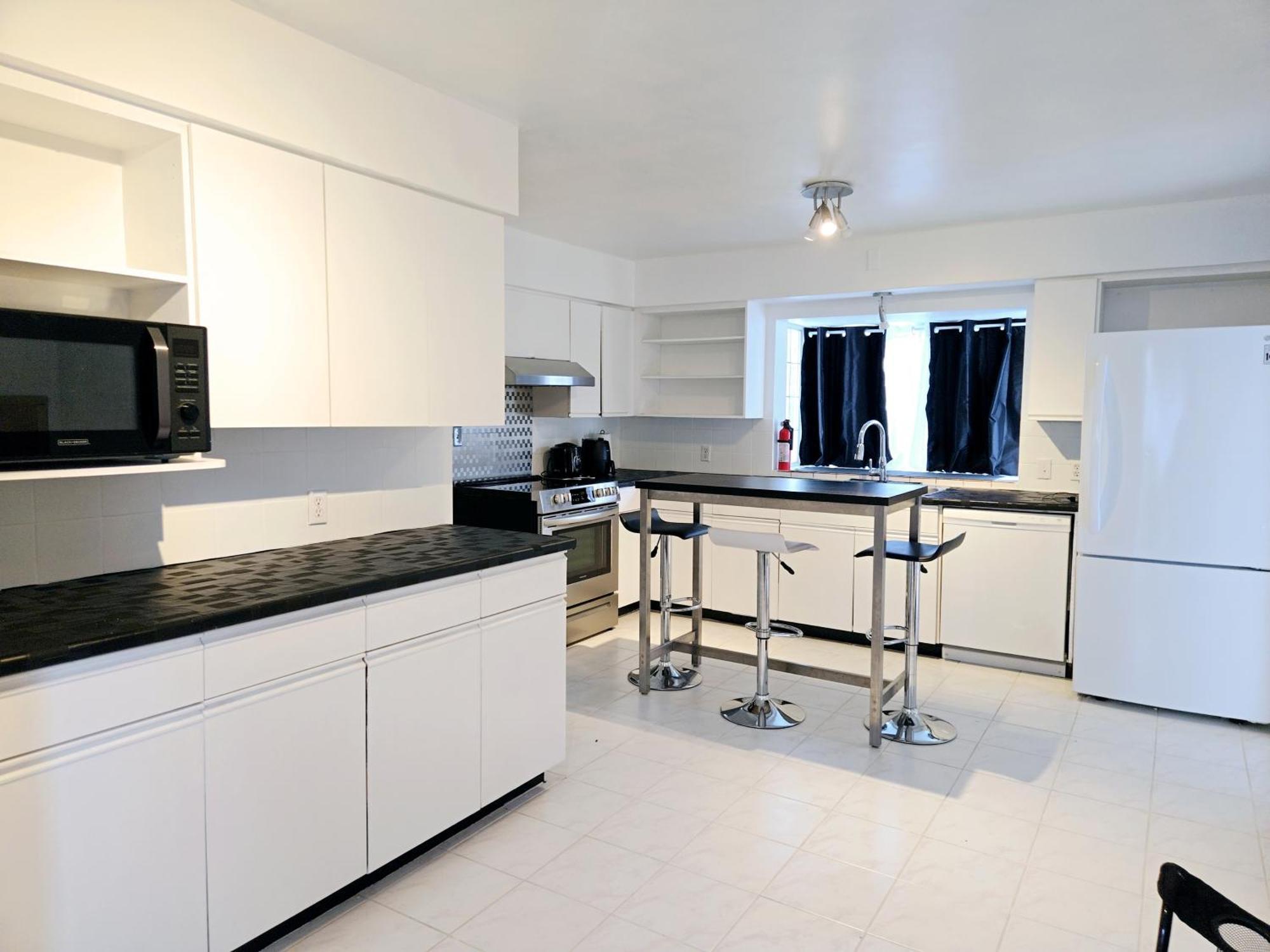 Charming Room With Attached Private Bath In The Heart Of Vancouver! Private Parking, Self Check-In & Just 4 Mins To Metrotown! Eksteriør bilde